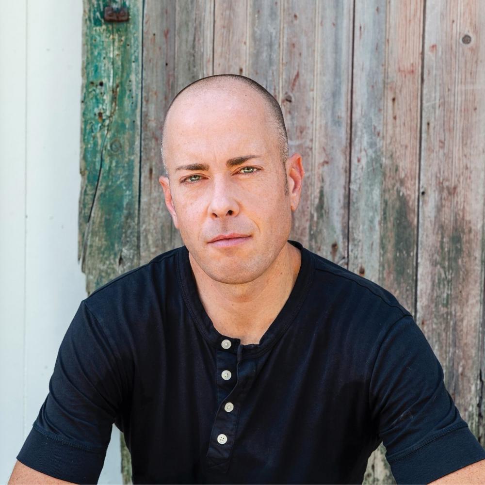 man in black crew neck shirt