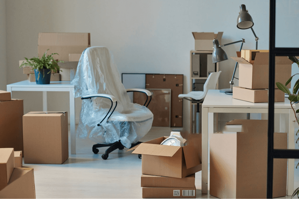 Selidba kancelarijskog prostora sa zaštićenim nameštajem i uredno upakovanim kutijama spremnim za transport