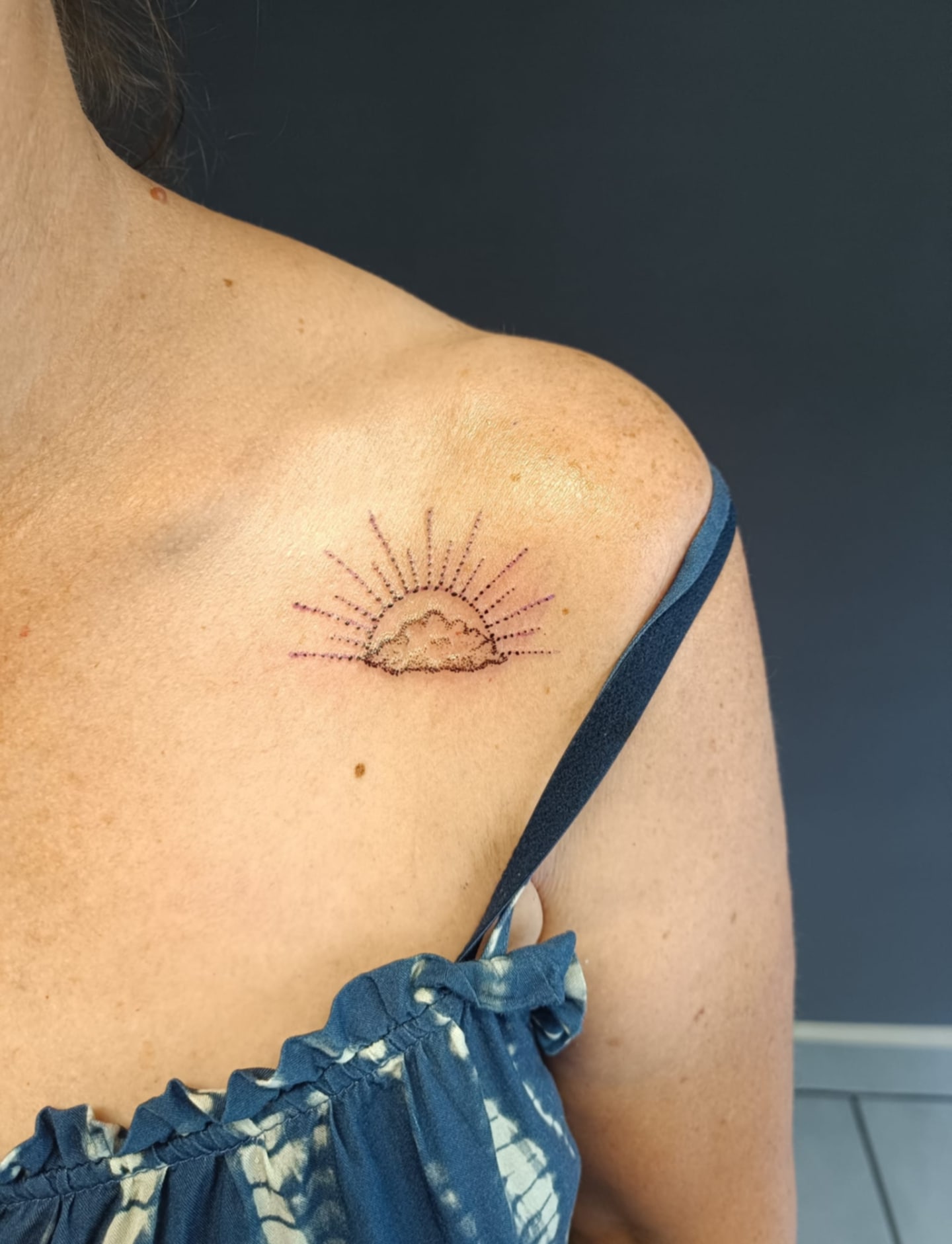 tatouage haut du torse soleil et nuage