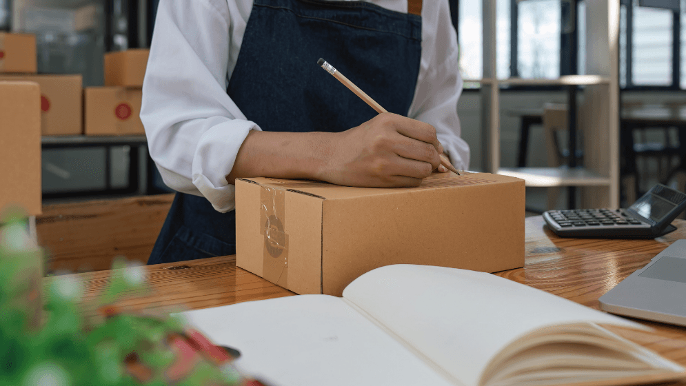 Seorang pemilik perniagaan Malaysia sedang bekerja di kedainya