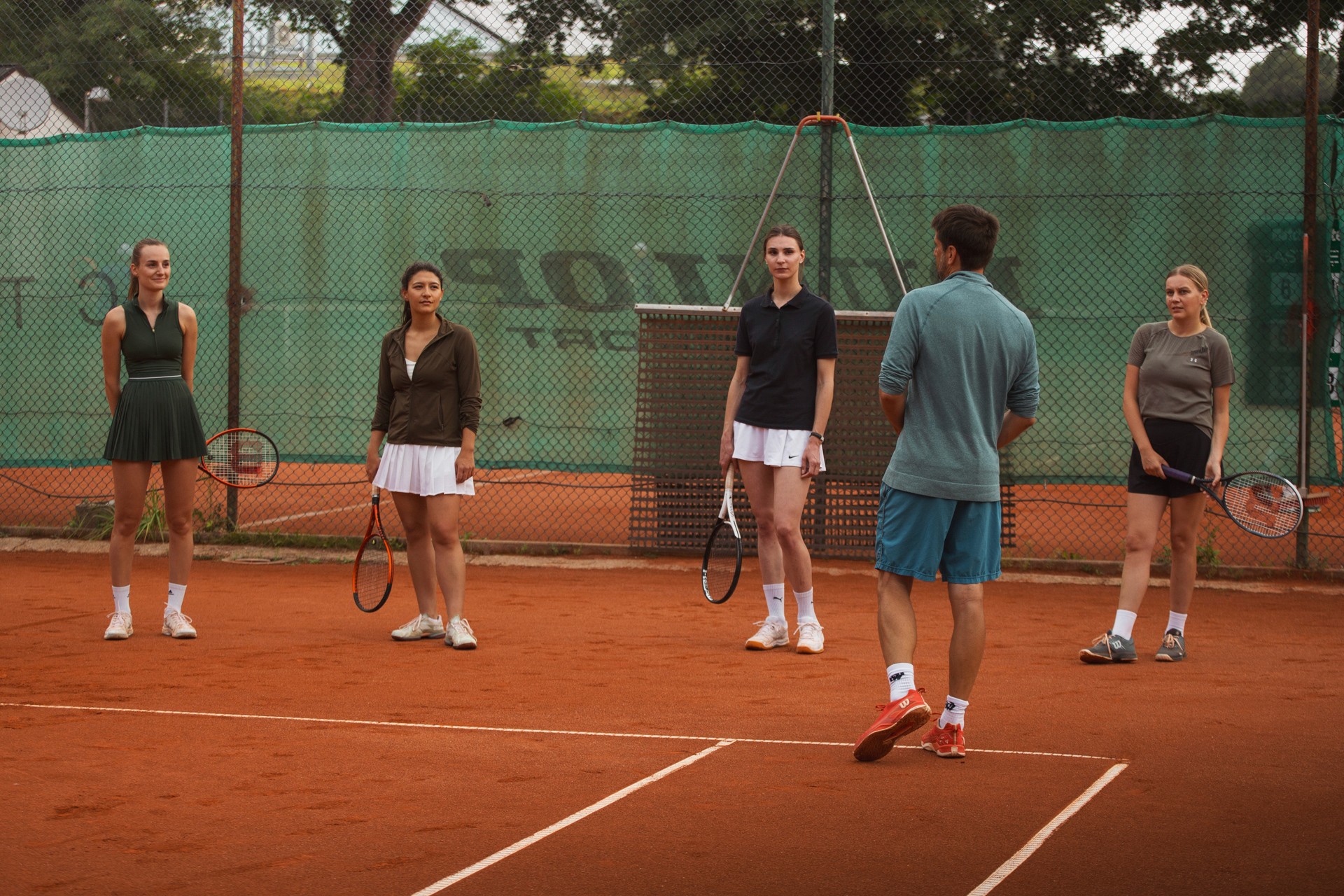 Tennismeisterei Tennistraining ein Tennistrainer bei der Arbeit