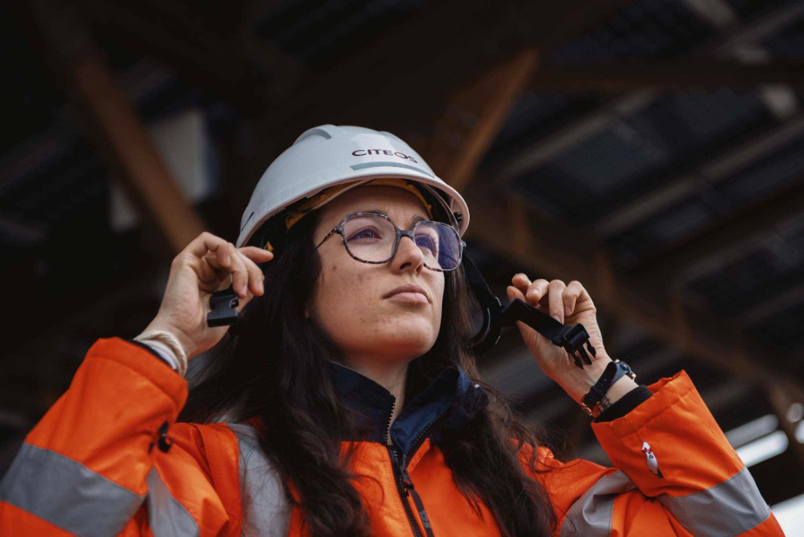 Carla ajuste son casque de chantier