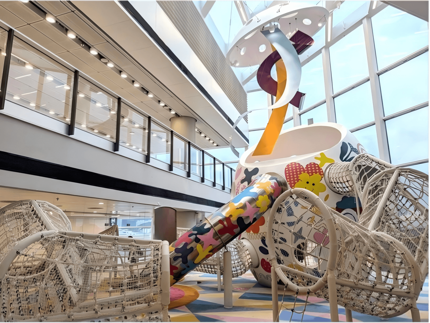 香港國際機場 HKIA 兒童遊樂區「奇妙巨蛋」,結合攀爬繩網與滑梯的機場遊樂設施設計