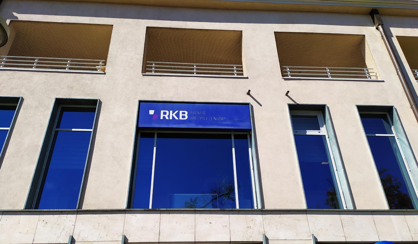 Wizualizacja oznakowania lokalu usługowego w pasażu handlowym.