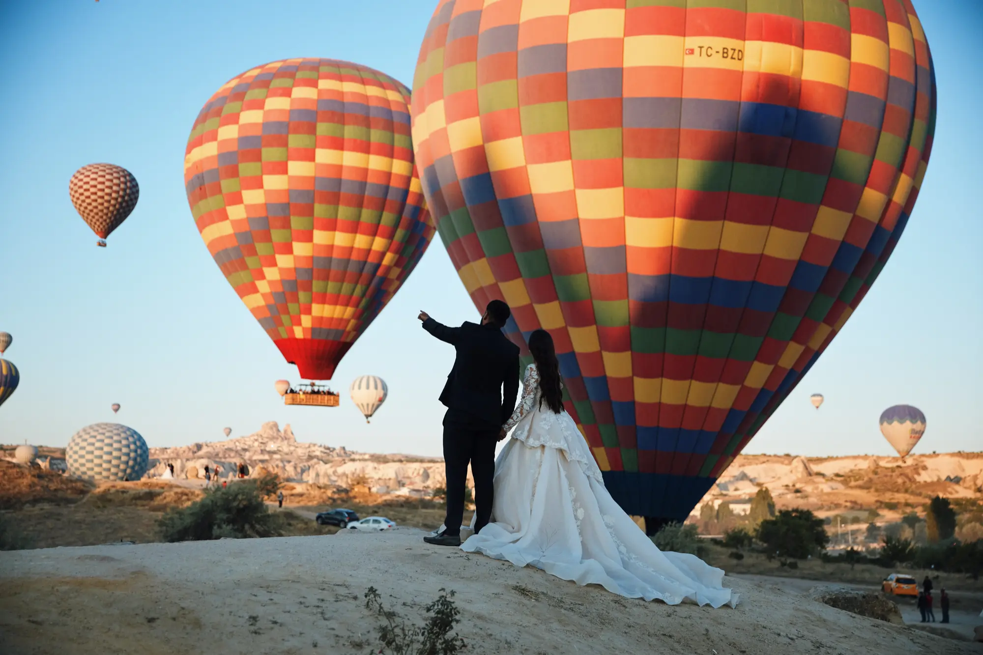 Heißluftballons über dem Brautpaar in Kappadokien – Wedding Photography by Eva Sitko