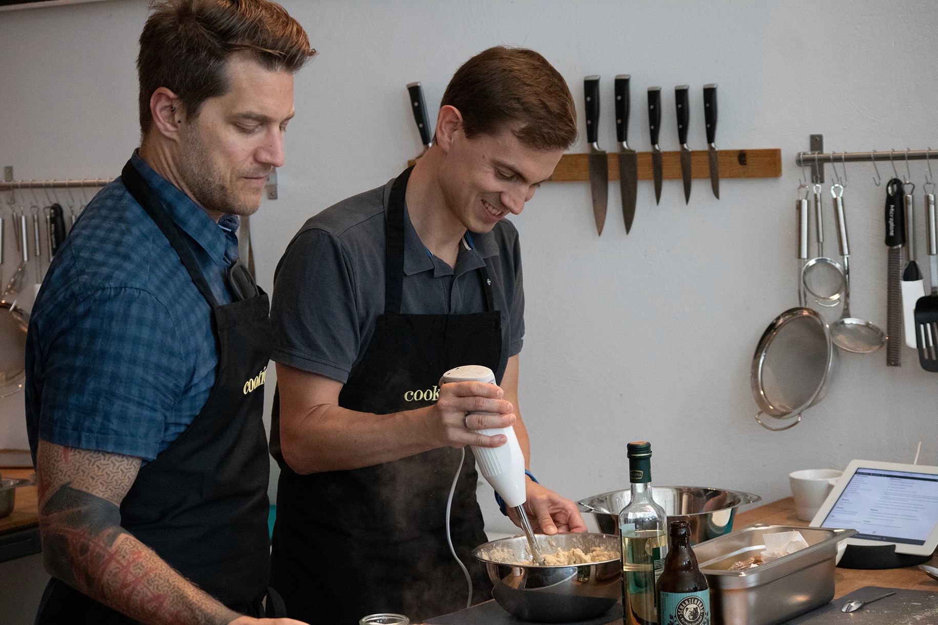 Kollegen beim gemeinsamen Kochen