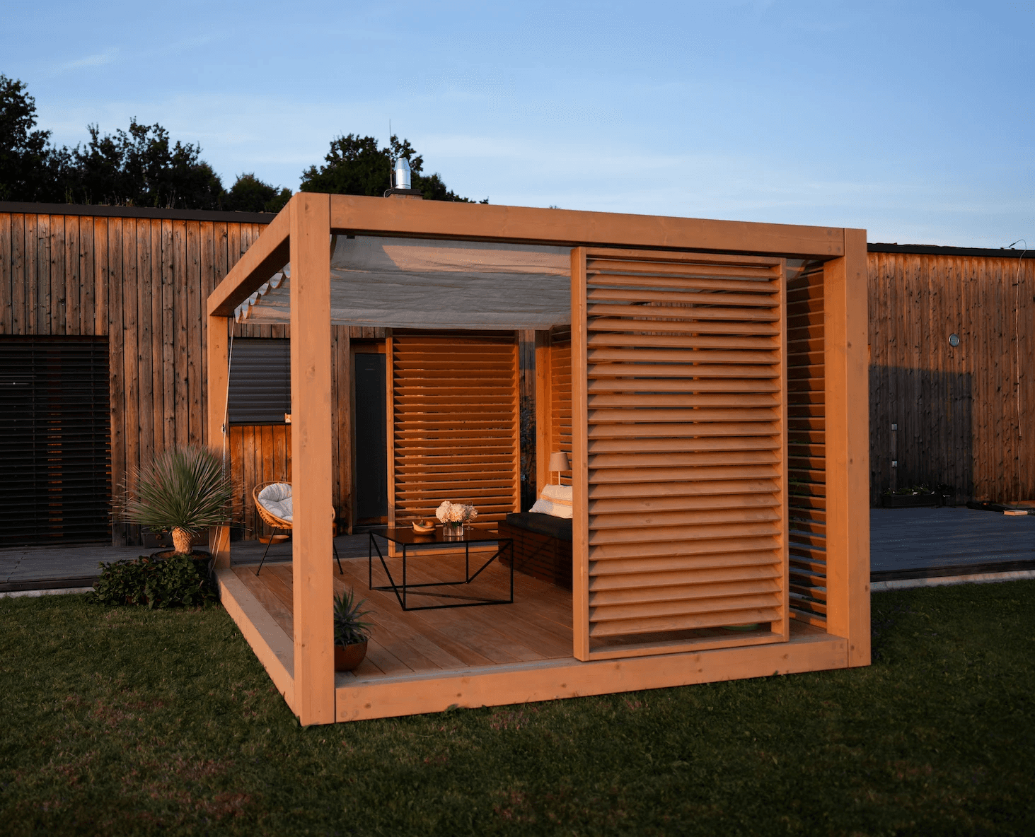 Moderní zahradní pergola TerraBlock – přírodní dřevo, stylová terasa