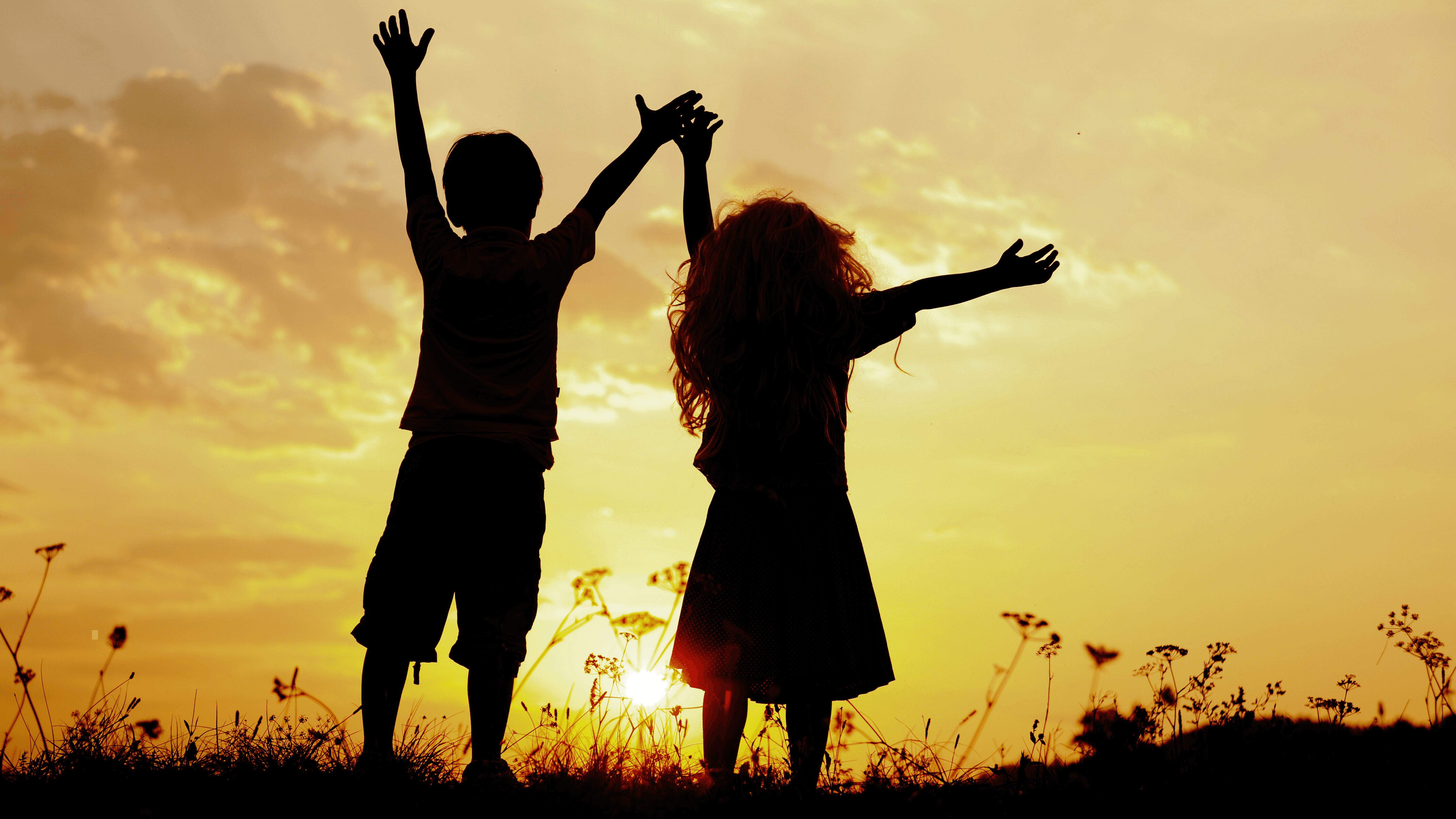 barn håller händer i solnedgång. autism barn. cevia psykiatri