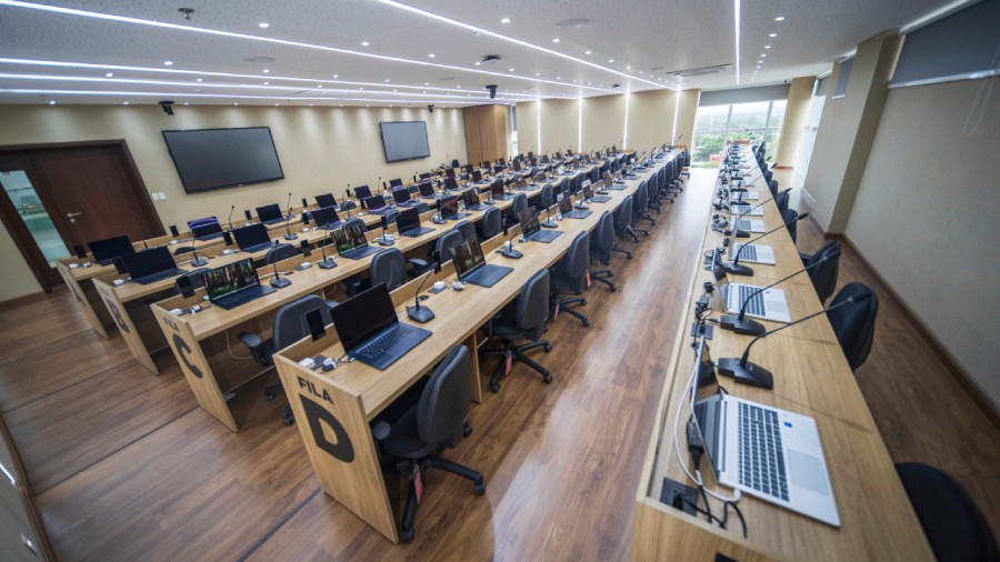 Auditório Magna da UMAX Paraguai, grande sala de aula com equipamentos modernos