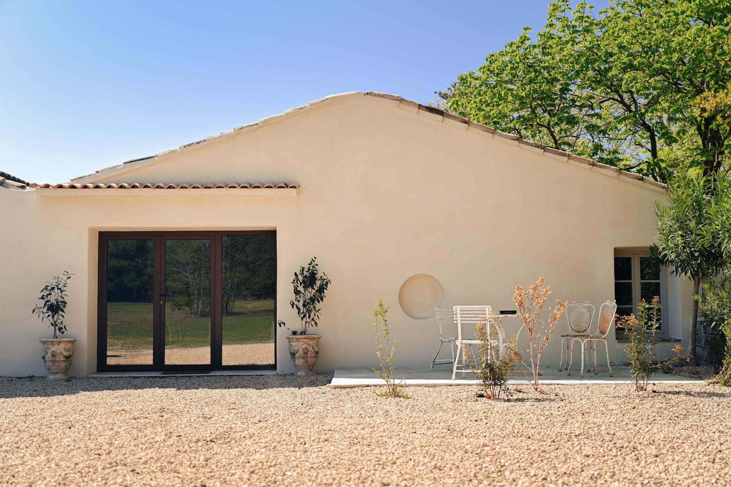 Rénovation d'un mas en pierre par Karbone Architectes, agence d'architecture à Montpellier spécialisée dans la réhabilitation de maisons anciennes, demeures de caractère, mas languedociens, domaines viticoles et bâtiments patrimoniaux. Projet de rénovation alliant conservation du patrimoine, restauration des façades traditionnelles, enduit à la chaux, toiture en tuiles canal, menuiseries contemporaines, amélioration des performances énergétiques et intégration architecturale. Transformation d'une maison en pierre dans le respect de son identité, de son histoire et de son environnement, avec une architecture sobre, lumineuse et durable. Architecte spécialisé en rénovation de mas, bastides, granges, maisons de campagne et bâtiments anciens dans l'Hérault, le Gard, Montpellier et l'ensemble de l'Occitanie. Valorisation du patrimoine, réhabilitation de l'habitat ancien, extension contemporaine, rénovation sur mesure et architecture de caractère.
