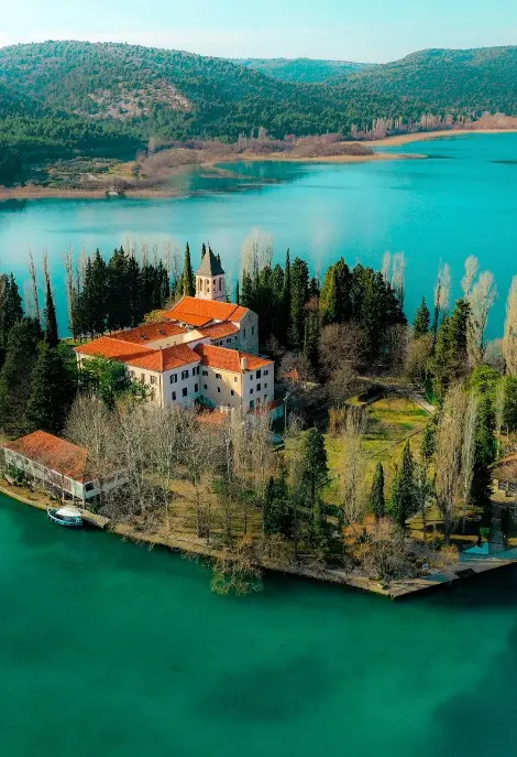 Otok Visovac s franjevačkim samostanom u srcu Nacionalnog parka Krka