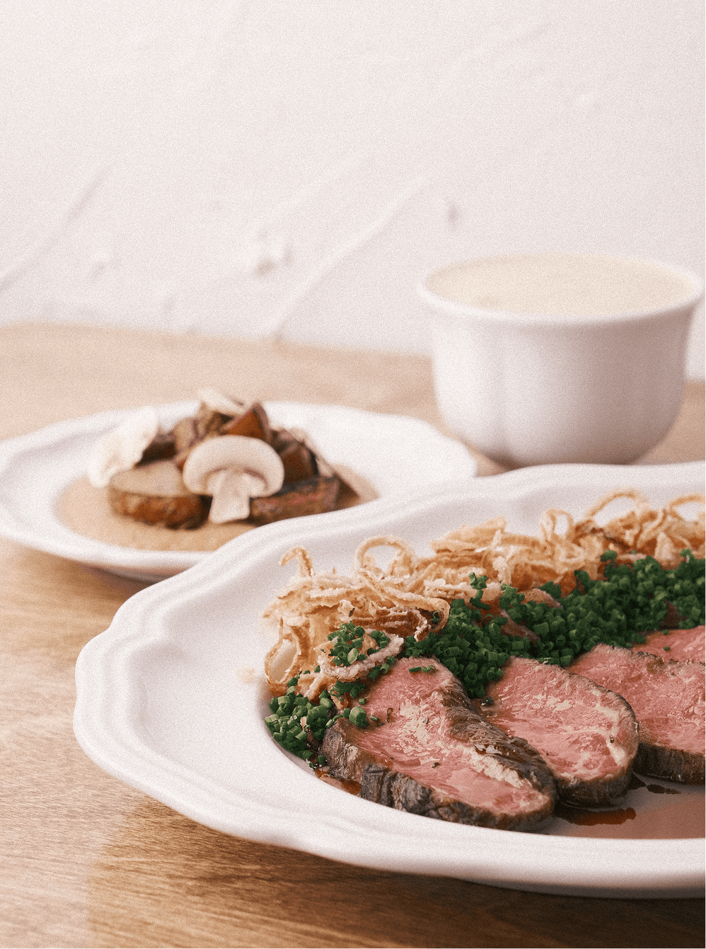 Filet mignon avec sauce à l'érable et accompagnements de champignons et crème de maïs.