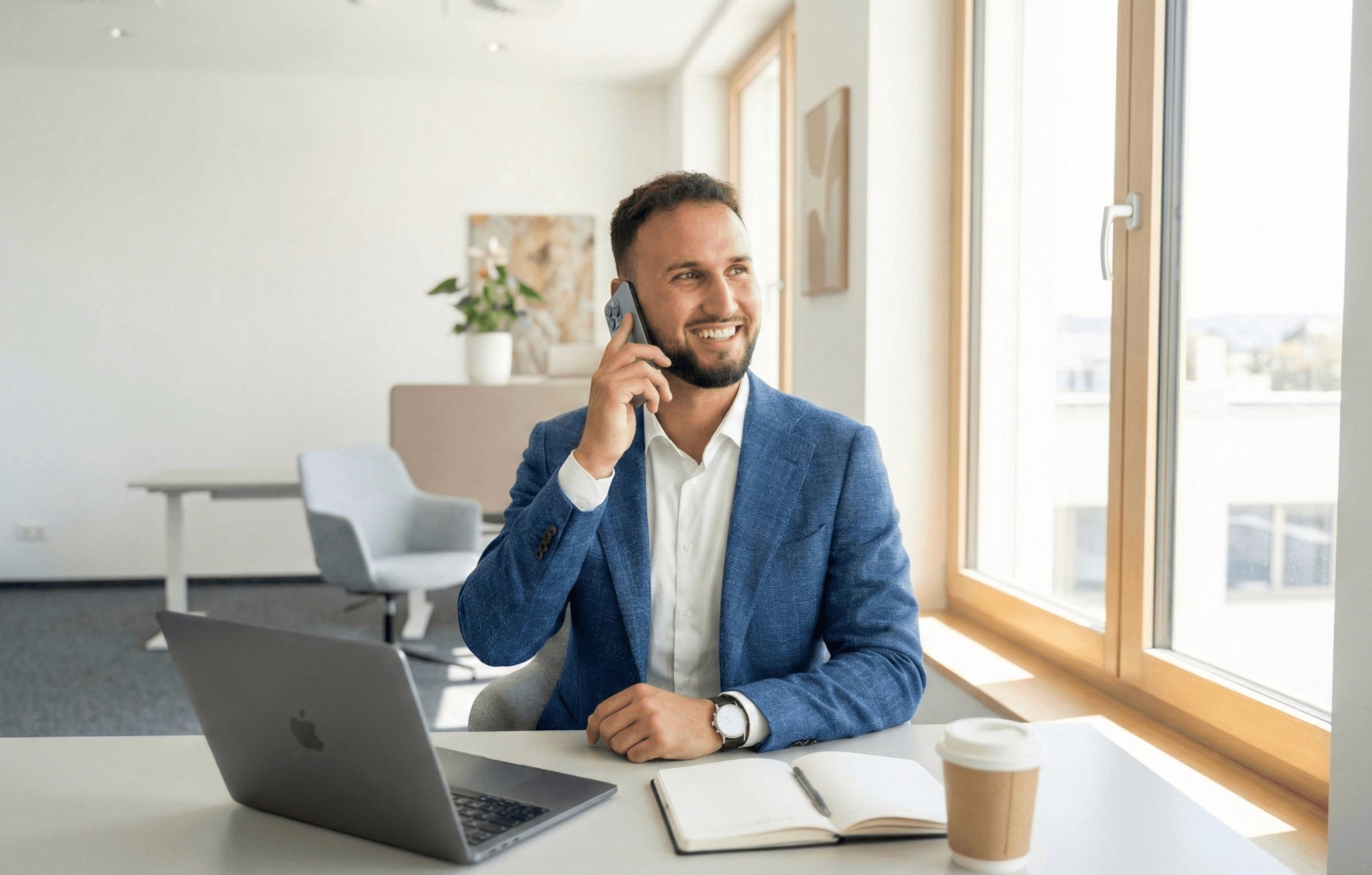 Joel Braun von Finvera am Telefon und im persönlichen Austausch zur individuellen Vorsorgeplanung in der Schweiz