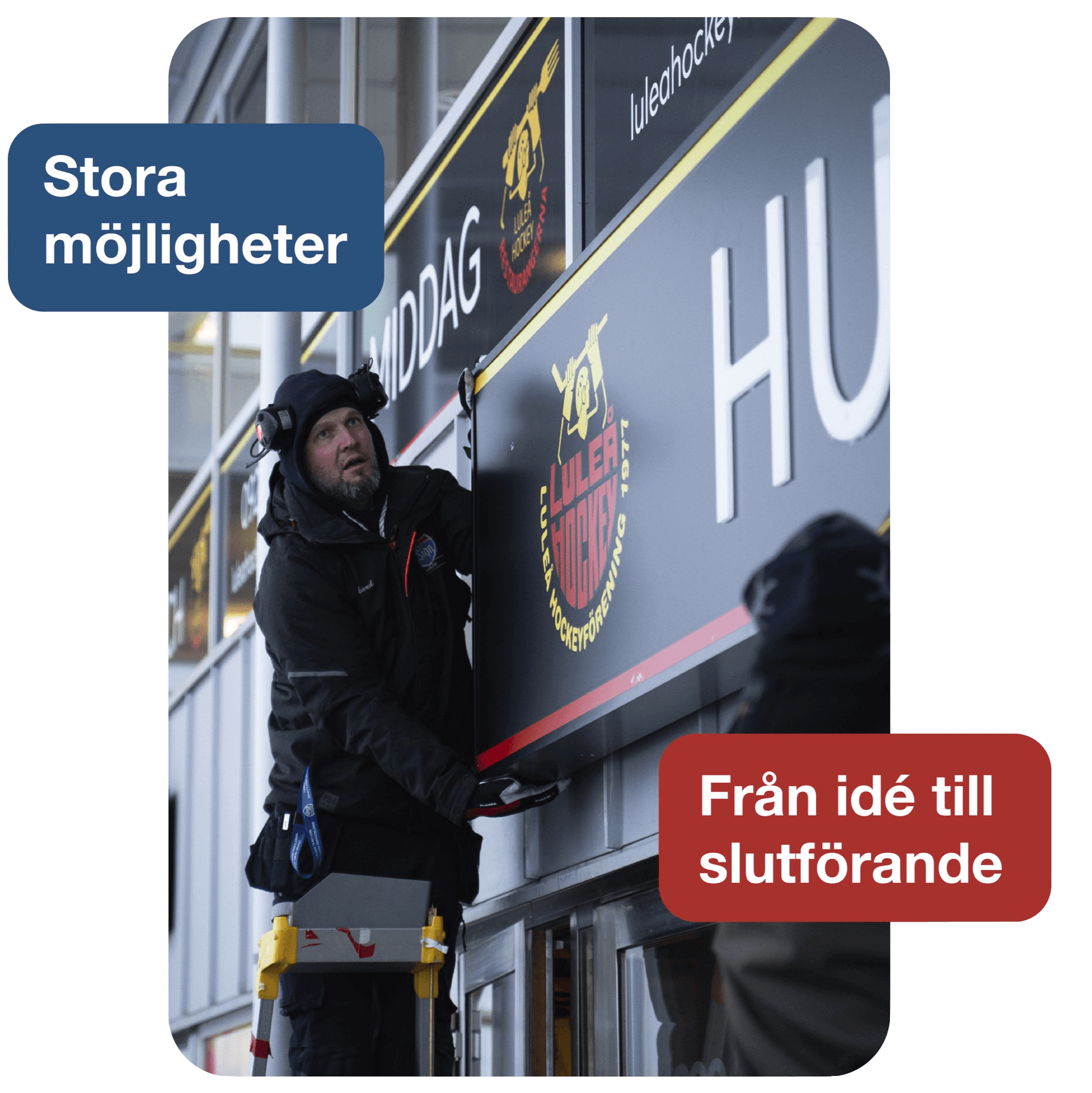 4Sign montör monterar en stor fasadskylt på hög höjd, expertis inom skyltmontering.
