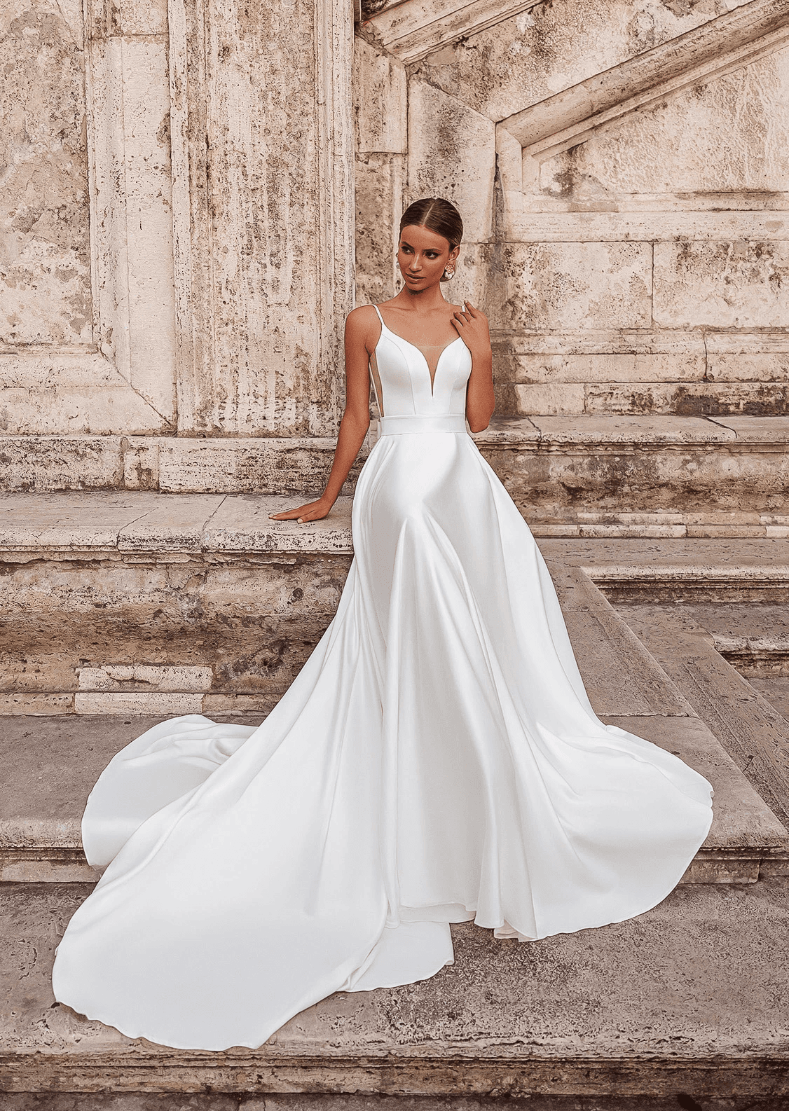 Brautkleid im Clean Chic Design mit eleganter Knopfleiste am Rücken