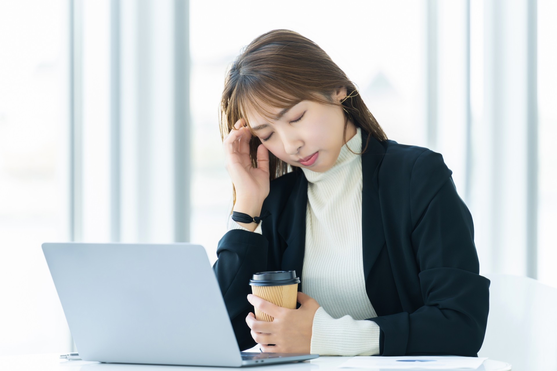 片頭痛の診断基準ICHD-3｜仕事中に発作が起きる片頭痛患者のイメージ