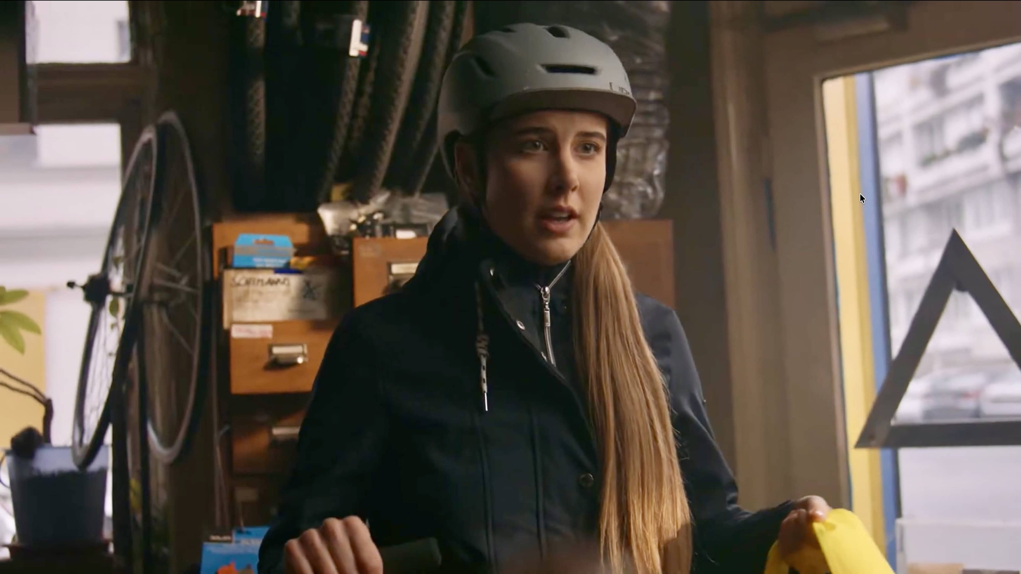 Fahrradladenbesitzer hilft Kundin, Kundin fotografiert