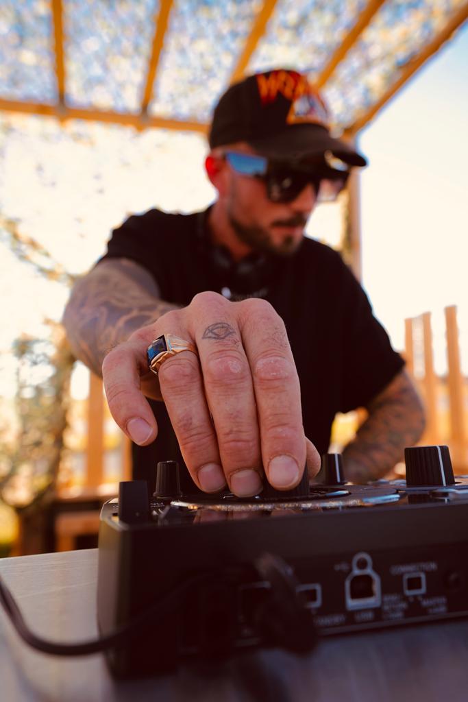 DJ