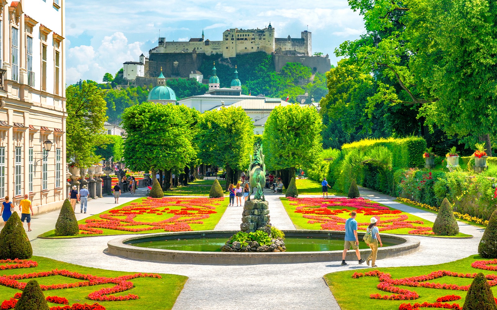Mirabellhaven med Hohensalzburg Fort i Salzburg, Østrig, fremhævet på den originale Sound of Music-tur.