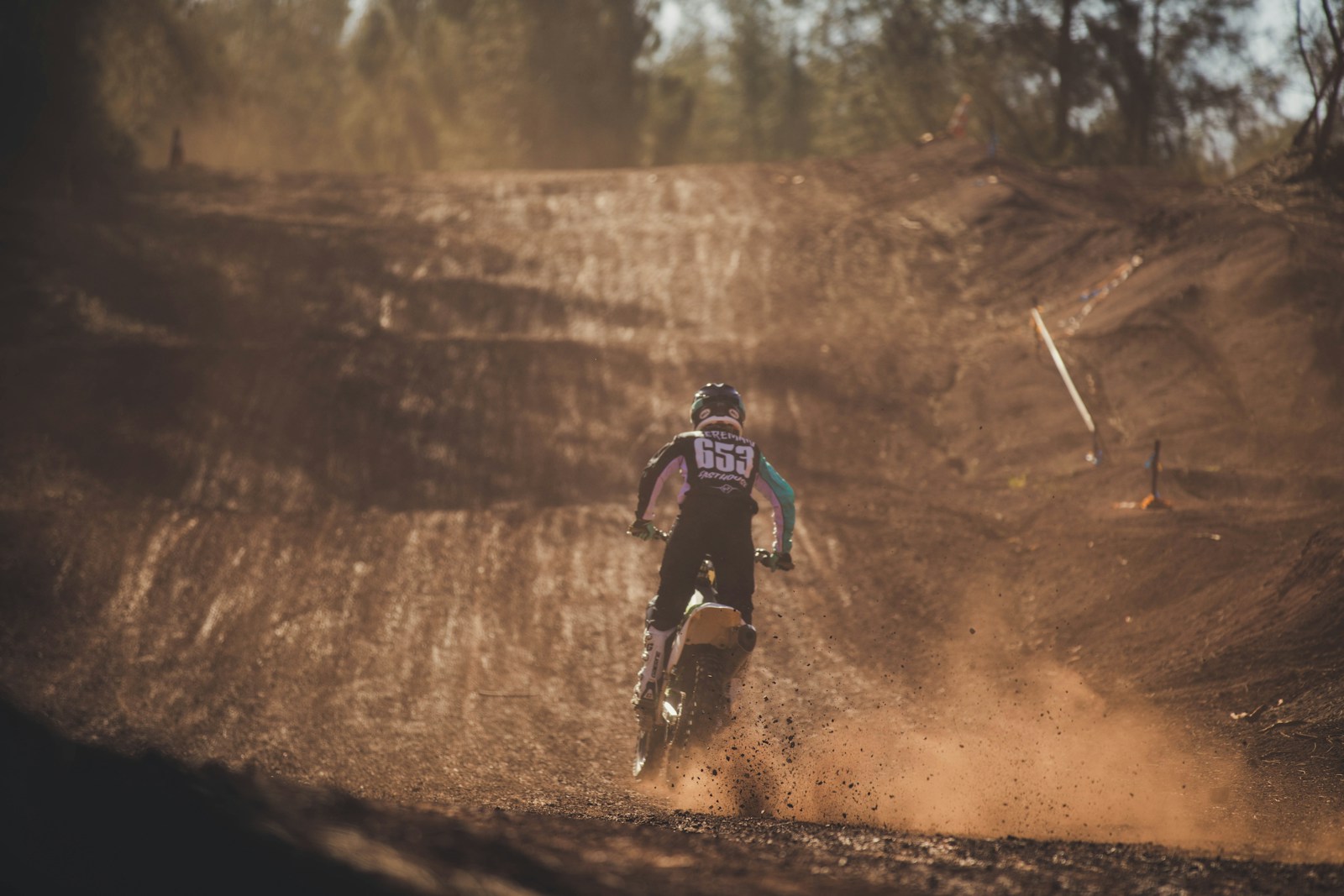 Motocrossfører på grusbane