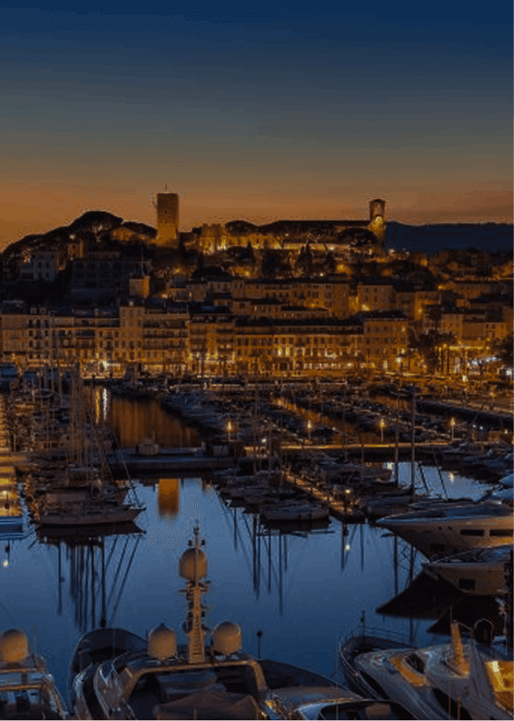 vue lointaine sur le vieux port de Cannes