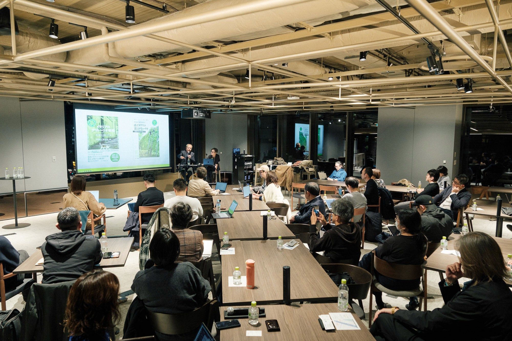 サッカースタジアムに観客が集まっている写真