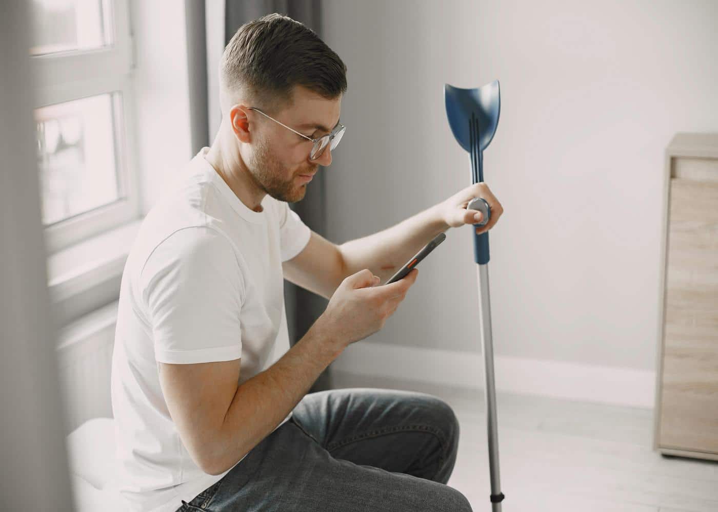 Best apps for erectile dysfunction - man looking at his phone