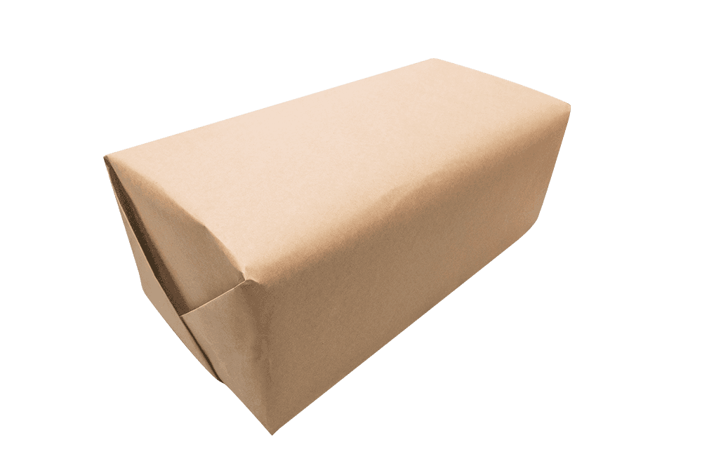 Braunes Geschenkpaket auf schwarzem Hintergrund. Verpacktes Geschenk.