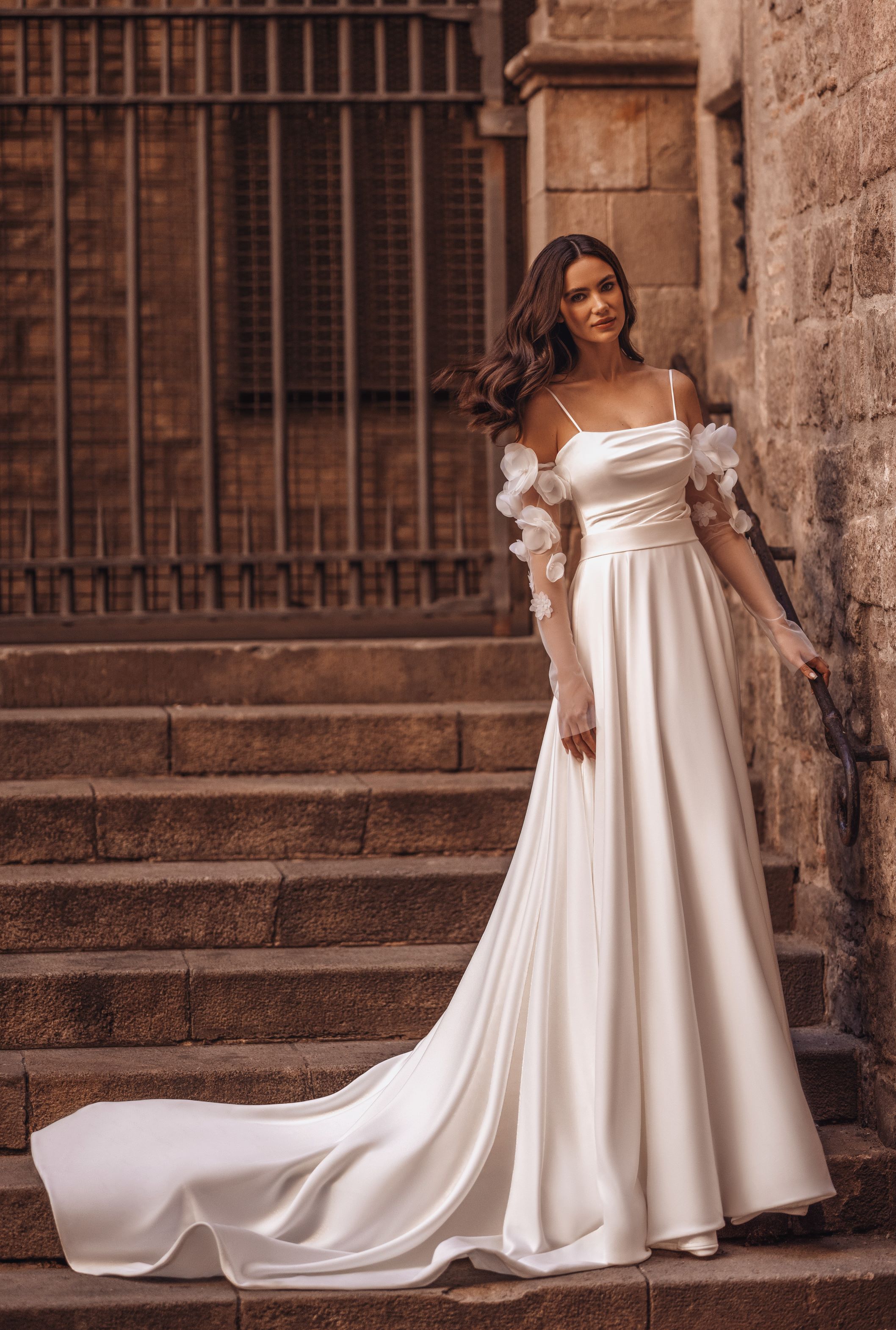 Brautkleid im modernen Design mit transparenten Details