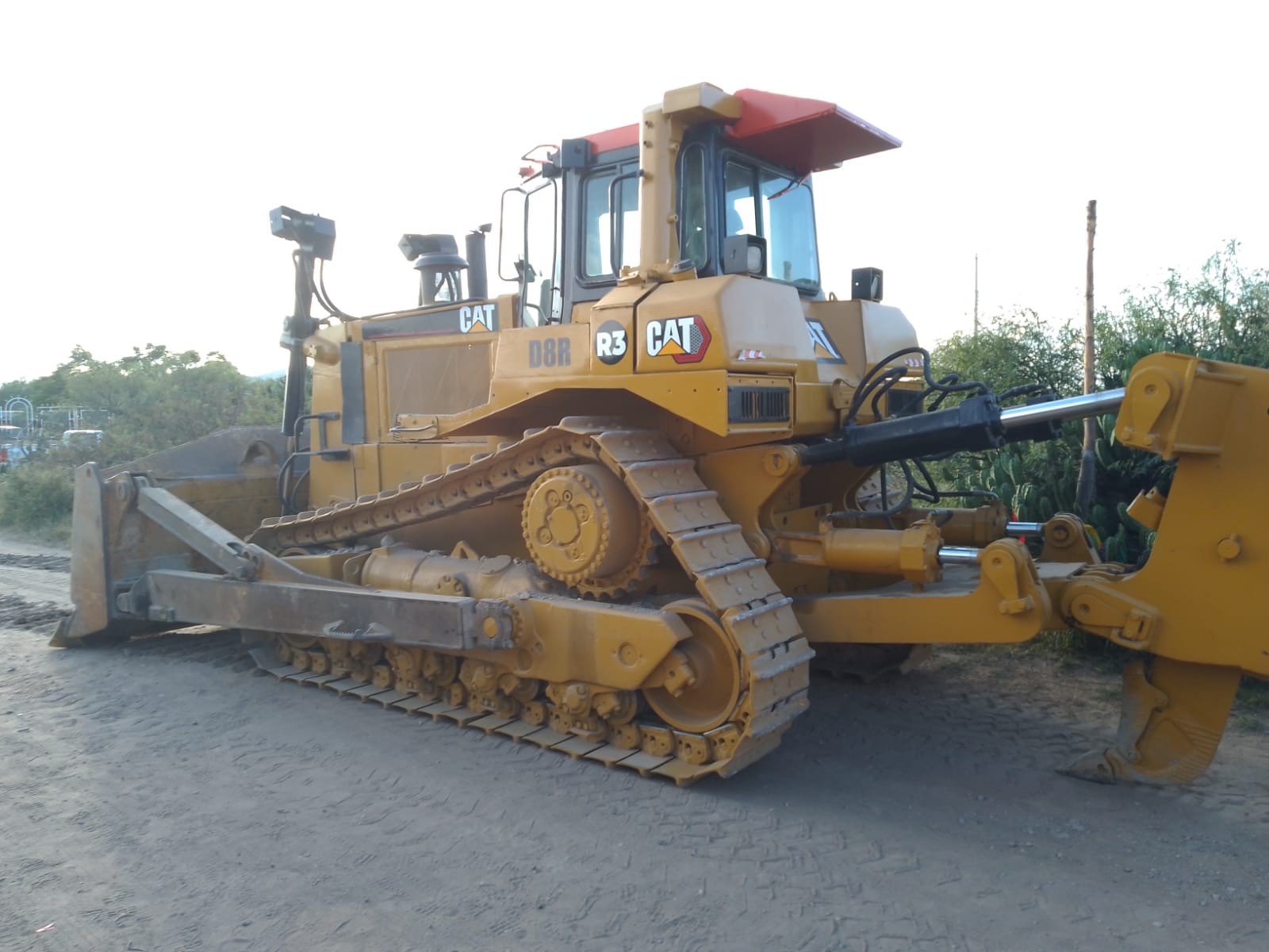 Tractor de orugas Caterpillar para nivelación y movimiento de tierra
