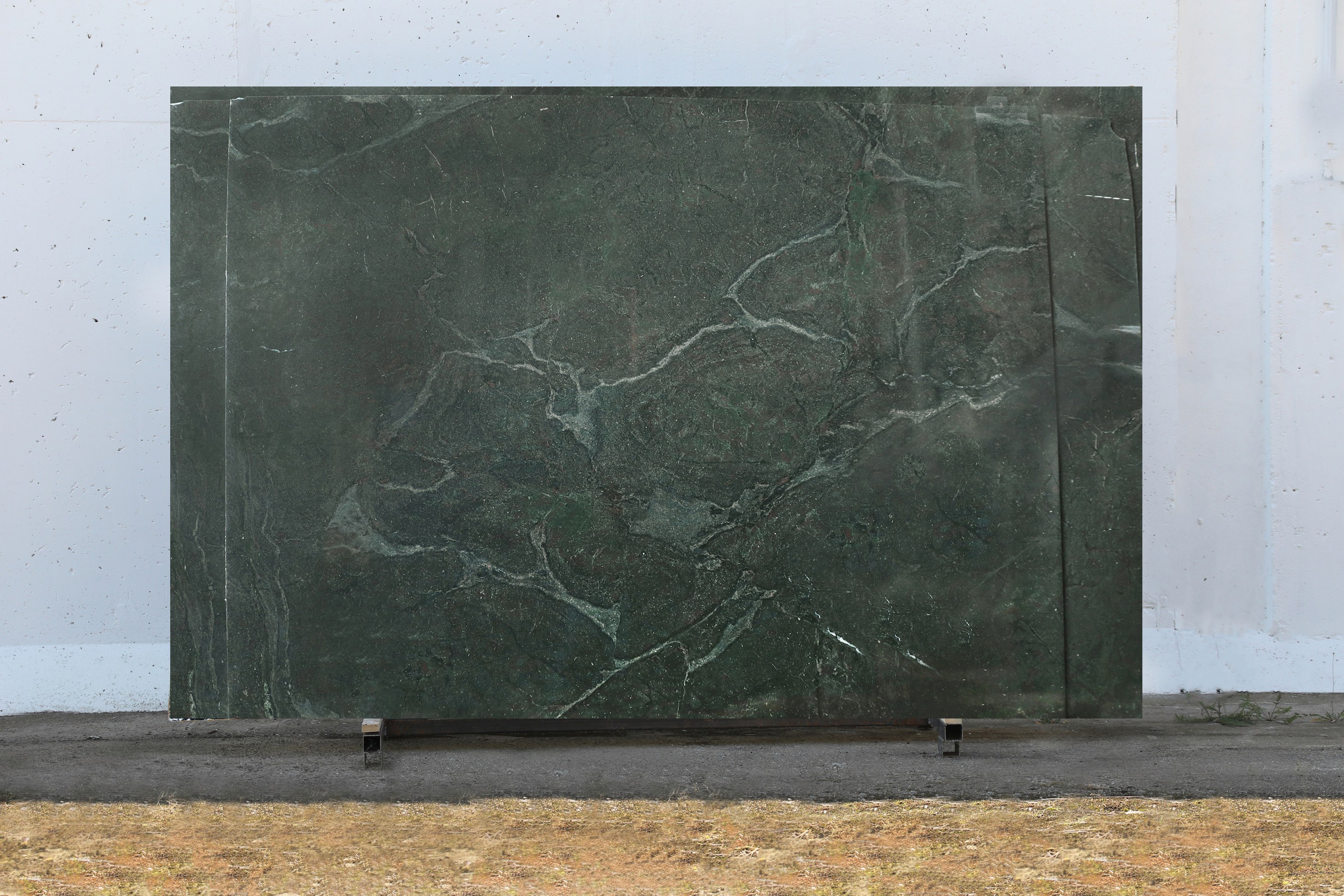 Rainfall Green Granit im Showroom von Uniiqo Naturstein Berlin