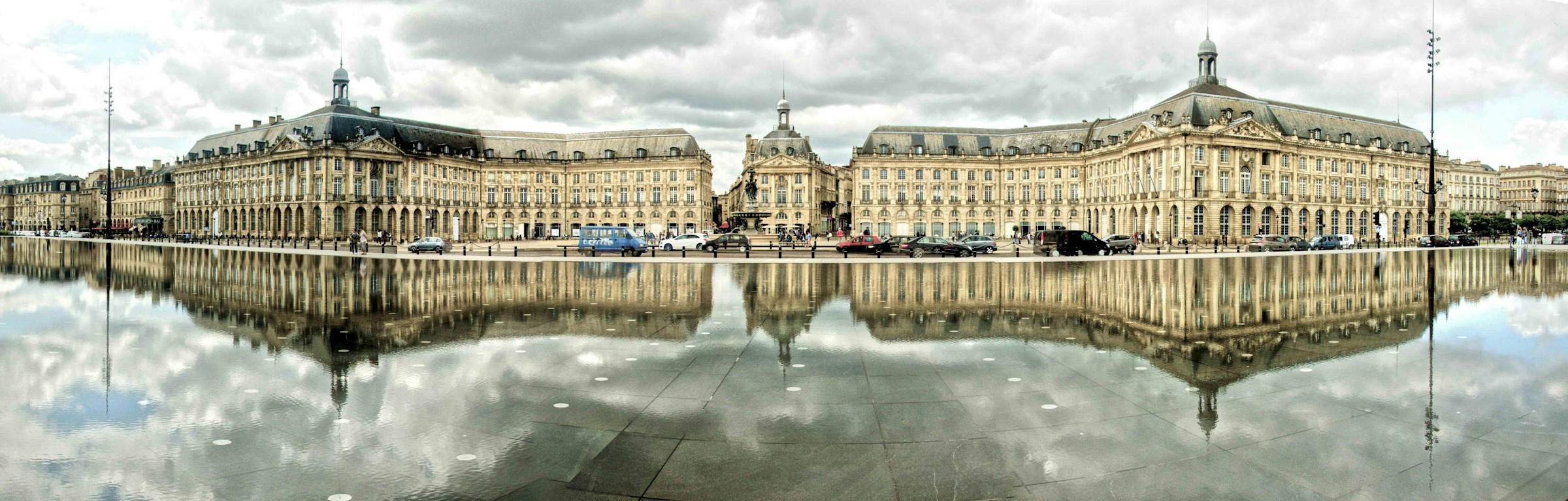 Place de la Bourse speglas i Miroir d’Eau i Bordeaux.