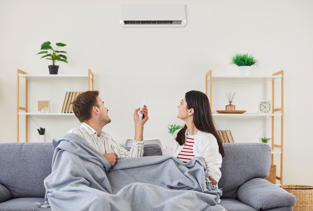 Smartphone in mano con app di monitoraggio impianto fotovoltaico che mostra produzione, consumo energetico e livello batteria.