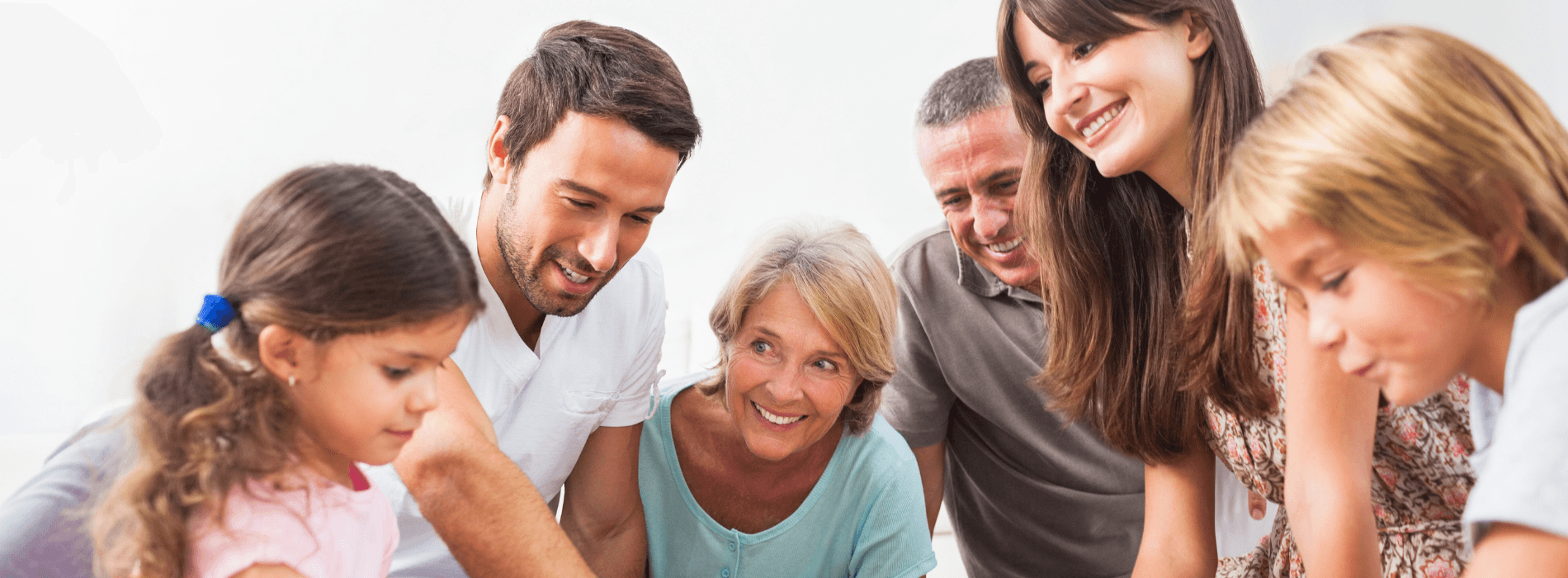 Famille qui s'amuse autour d'un jeu de société