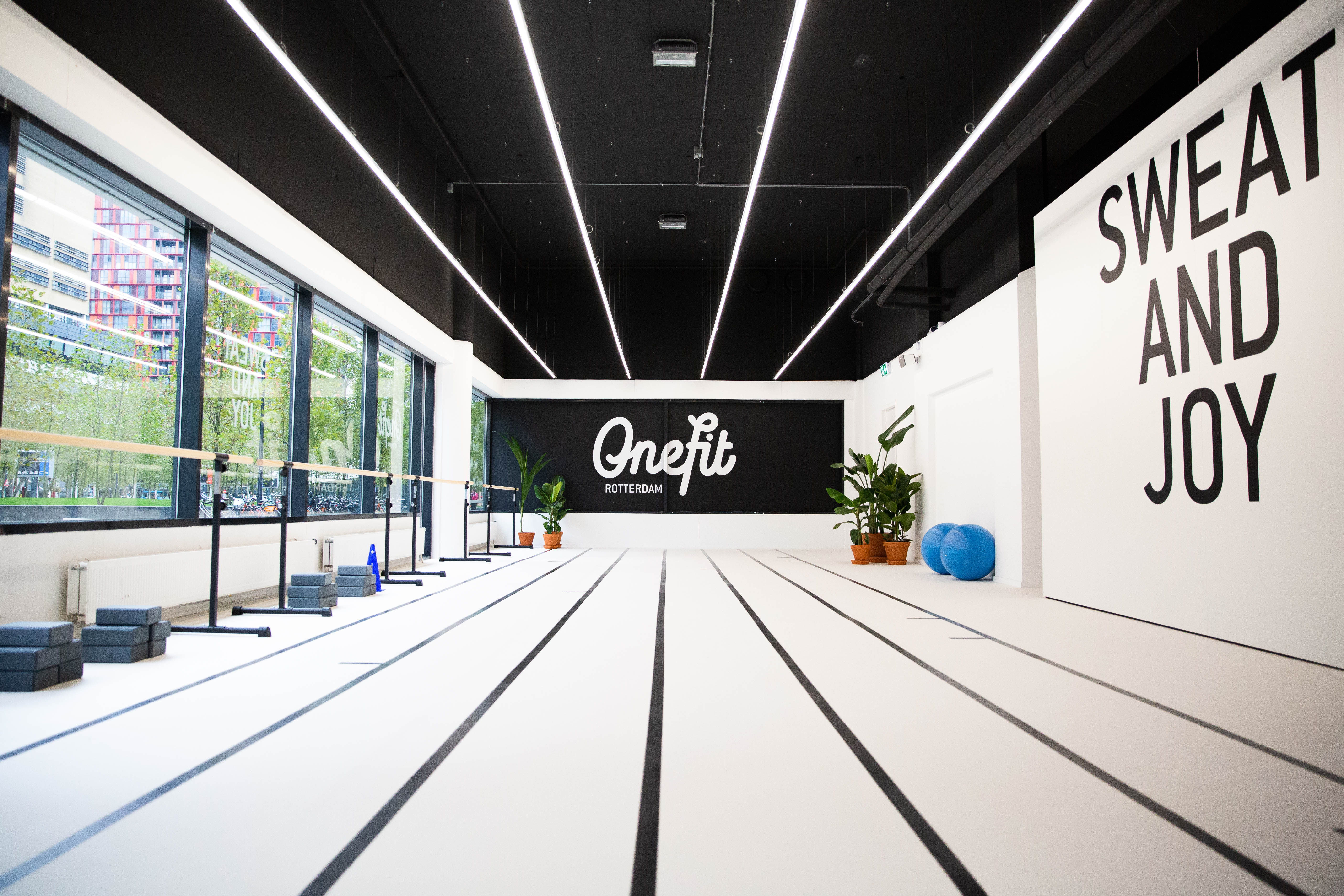 Interior photo of the Pop-up Gym in Rotterdam showing the main stage with OneFit logo