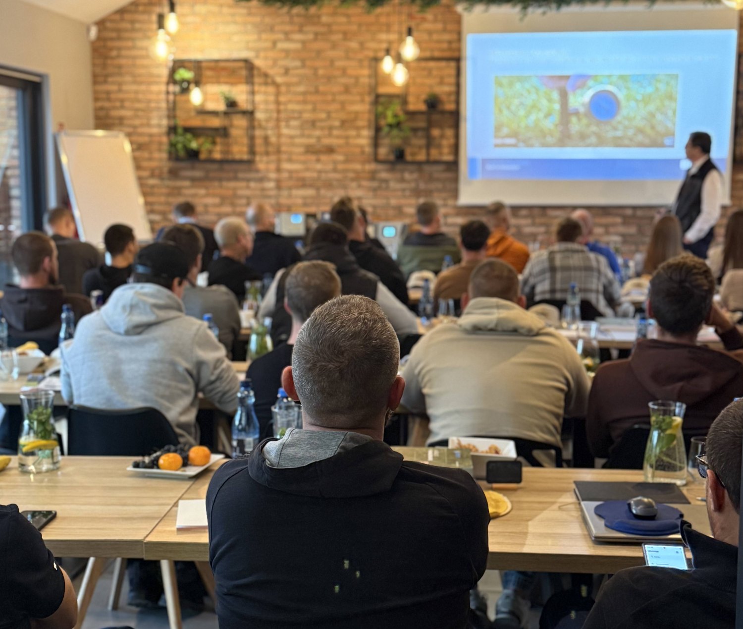 Uczestnicy warsztatów branżowych podczas prezentacji – szkolenie w Niedźwiedzia 25