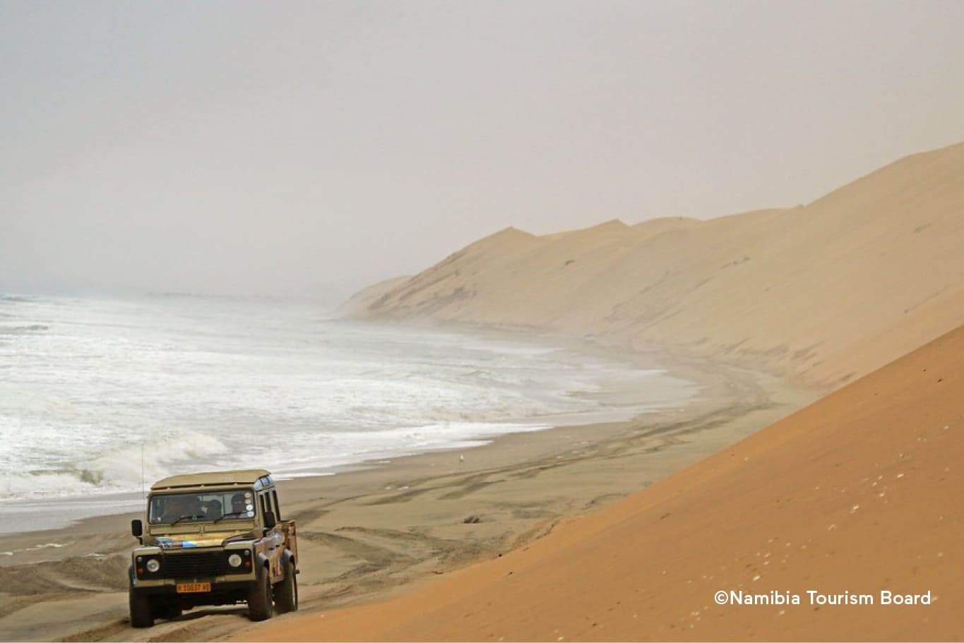 Geländewagen an der Atlantikküste der Namib-Wüste