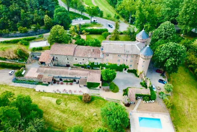 vue du ciel sur le château du rey et sa piscine