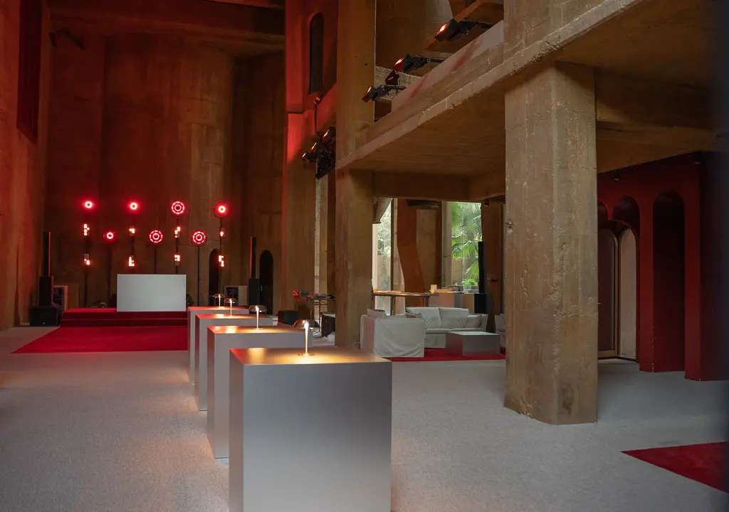 Interior de la fabrica con iluminacion roja