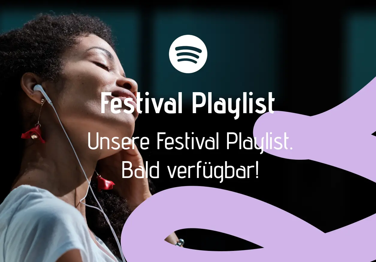 Eine Person mit geschlossenen Augen hört über In-Ear-Kopfhörer Musik und wirkt entspannt. Darüber steht der Spotify-Logo-Icon und der Text: ‚Festival Playlist – Unsere Festival Playlist. Bald verfügbar!‘. Im Vordergrund liegt eine geschwungene lilafarbene grafische Form.