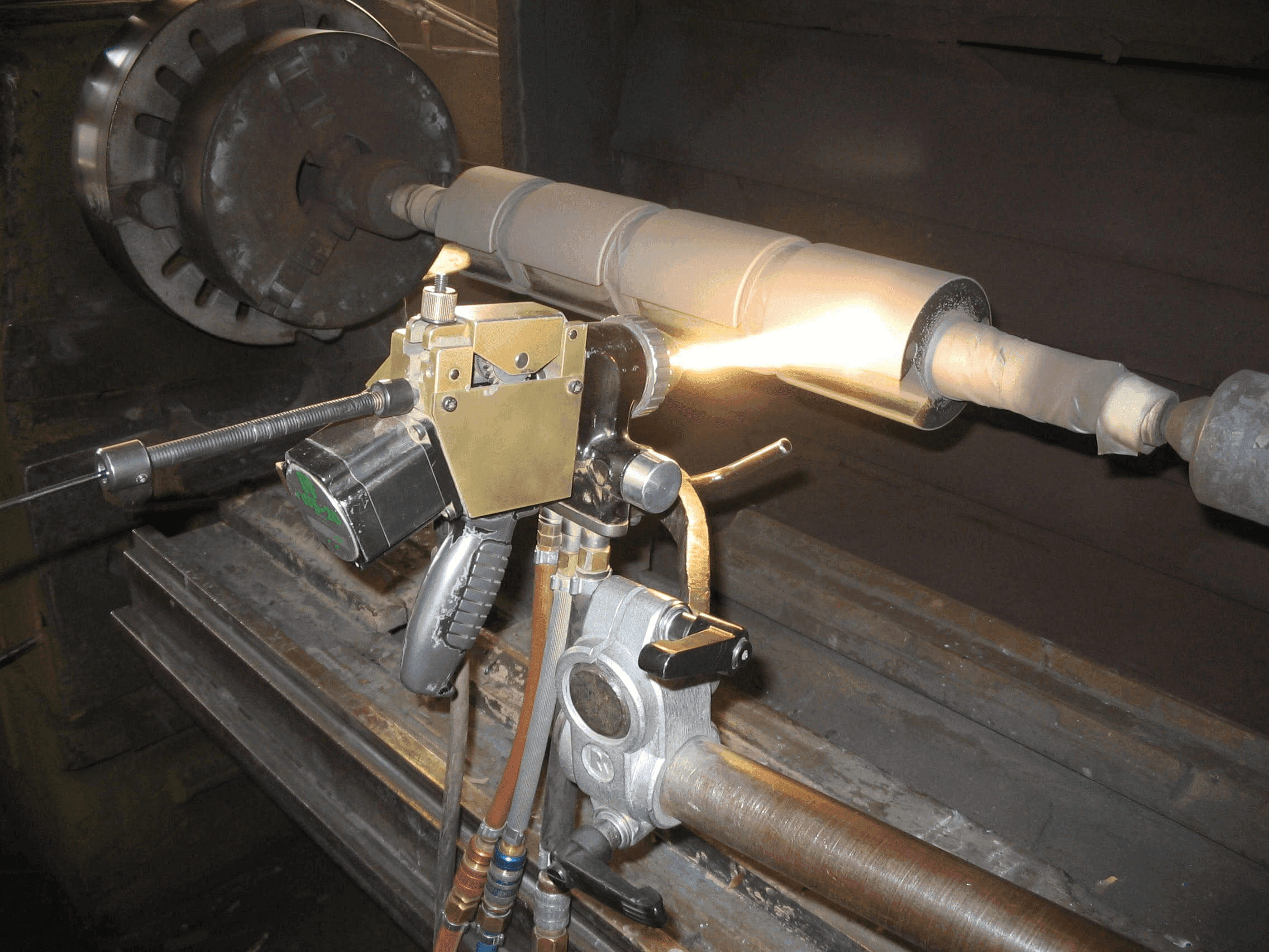 Autogeen draadspuiten van een coating op een ronddraaiende as in de machinefabriek van Plasma Service