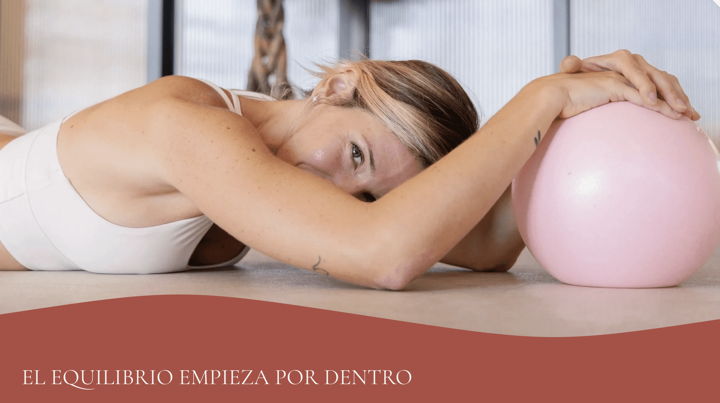 Banner image for Raquel Bermejo — Movimiento y Salud Integrativa, featuring a woman resting peacefully on a pink exercise ball on a studio floor, with the text "El equilibrio empieza por dentro" on a warm red wave graphic below.