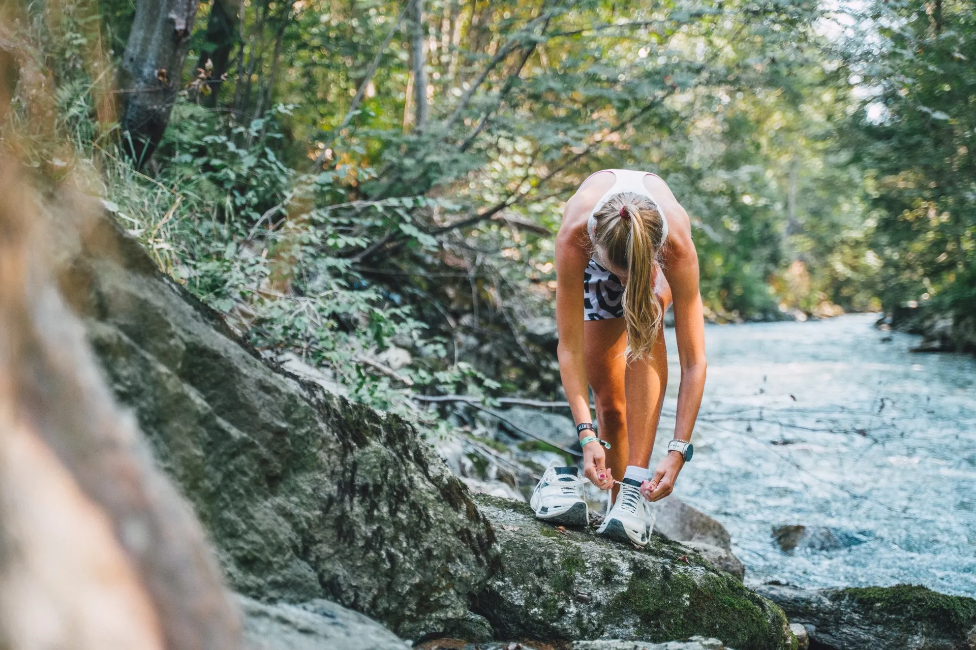 Athlète refaisant son lacet.