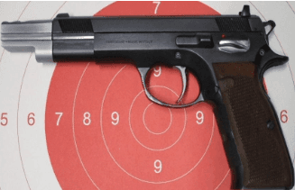 Pistola semiautomatica Tanfoglio .40 S&W con impugnatura polimerica e finitura in acciaio brunito, fotografata su sfondo neutro