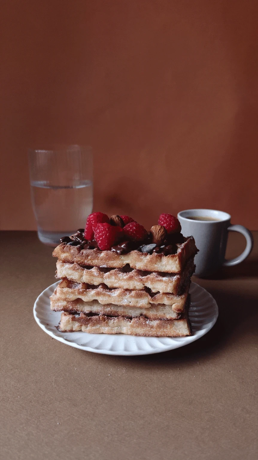 Photo de gauffres avec du chocolat et des fruits