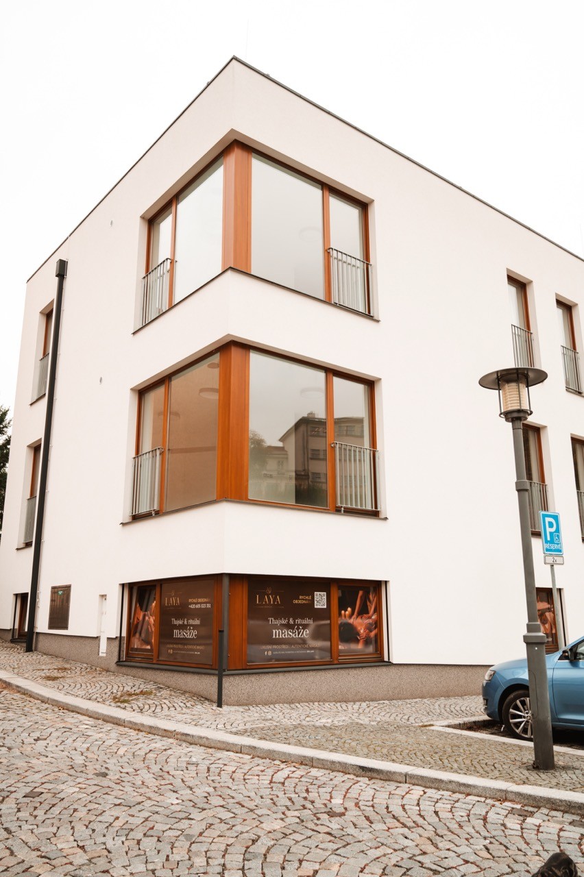 Komfortní masážní lehátka a relaxační místnosti připravené pro procedury v LAYA Spa Ritual Jablonec nad Nisou