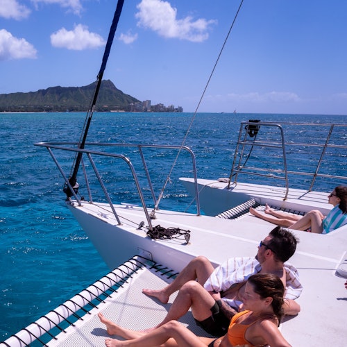 在双体船的甲板上放松，享受无障碍的视野。