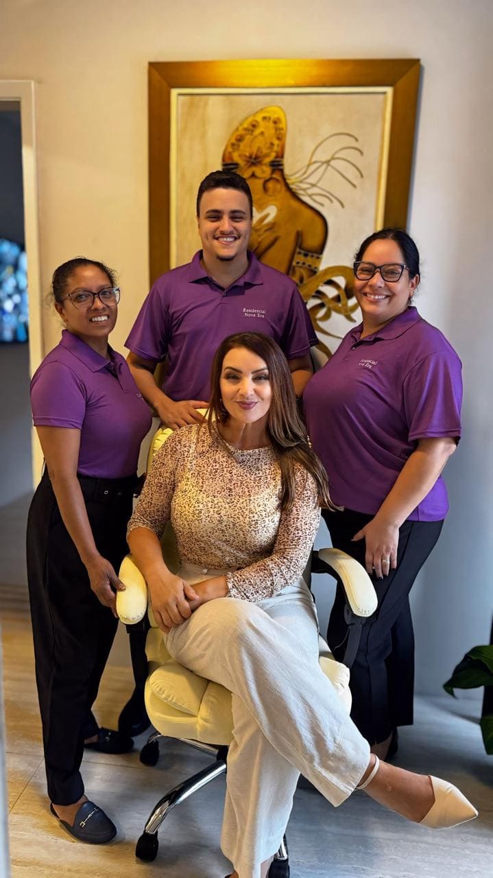 Equipe multidisciplinar do Residencial Geriátrico Nova Era em frente à unidade, transmitindo união e prontidão no cuidado - Residencial Geriátrico Nova Era
