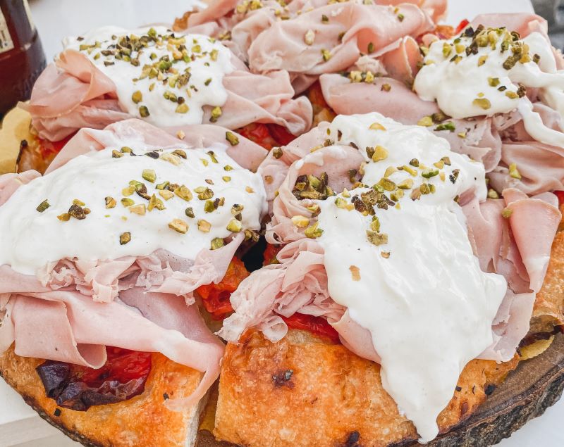 Pizza mortadella, pistacchi, pomodori secchi, stracciatella di bufala o crescenza