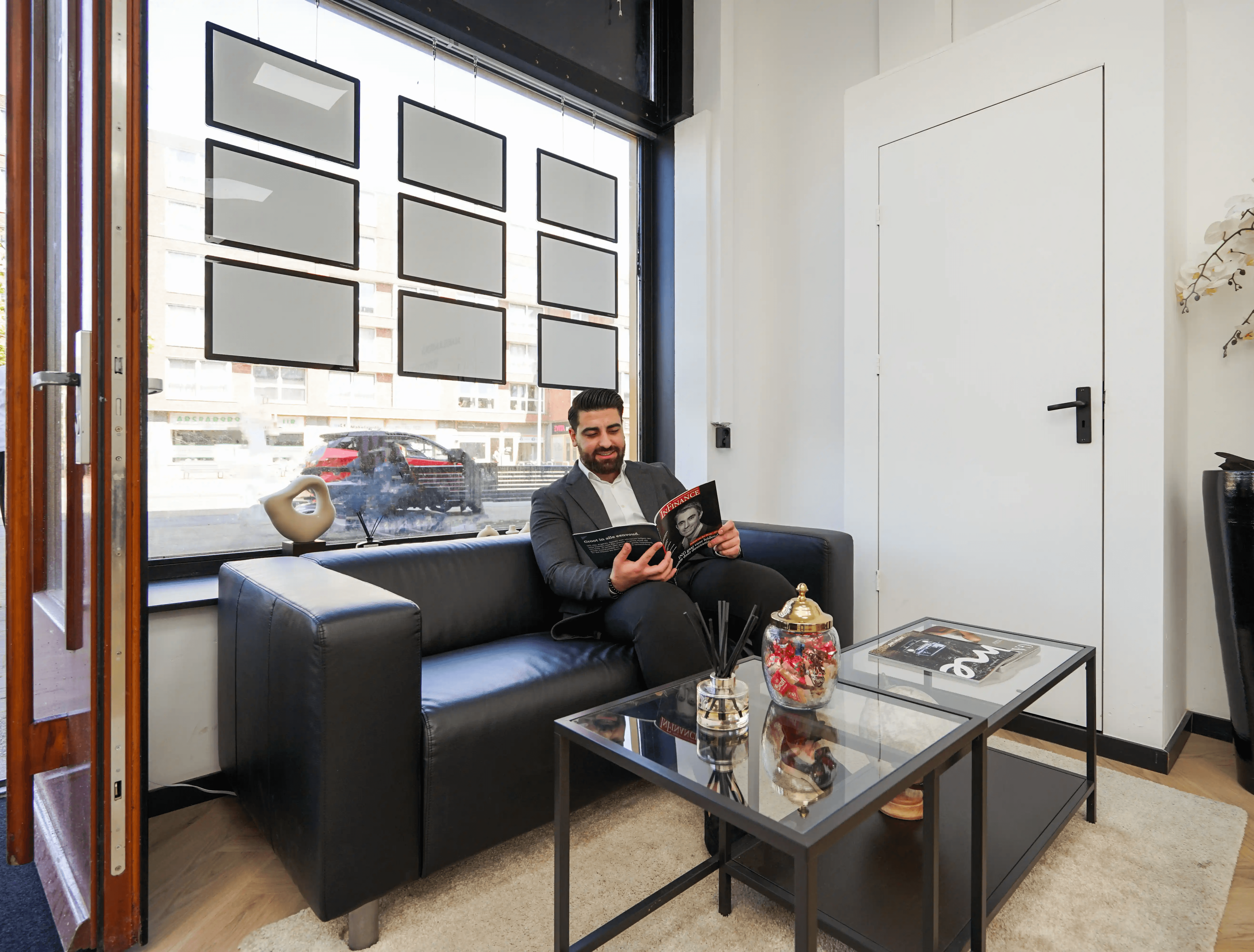 Adviseur van ON Makelaardij in het kantoor aan de Kempstraat Den Haag